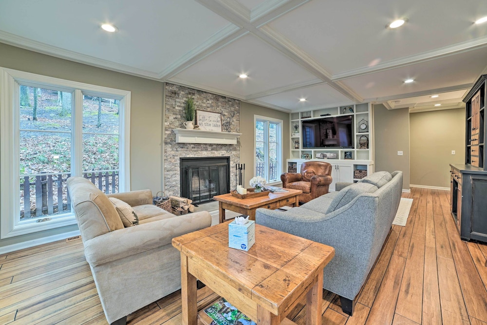 2 Mi to Tunnel of Trees Home with Furnished Deck — 4-Star Luxury Hotel in Harbor Springs, United States