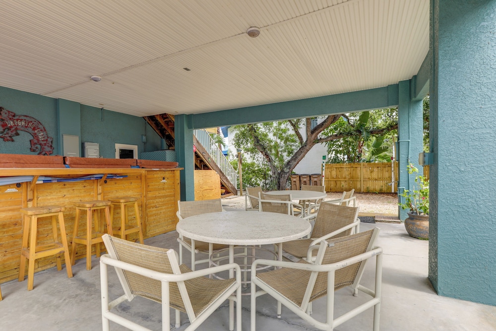 Steps to Beach Outdoor Perks Indian Rocks Condo — 4-Star Luxury Hotel in Indian Rocks Beach, United States