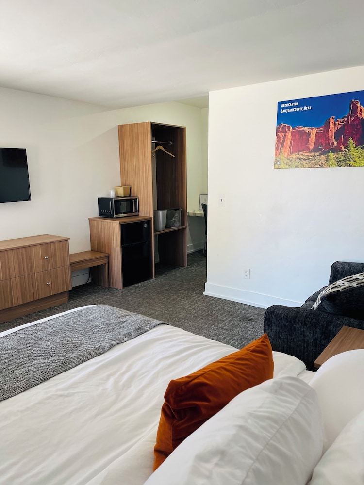 Blue Sage Inn & Suites - photo 24