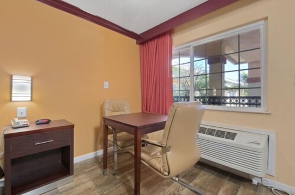 America's Deluxe Inn - photo 16