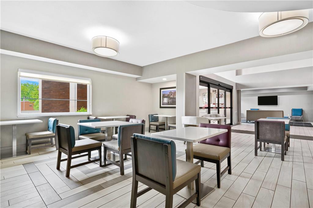 La Quinta Inn & Suites by Wyndham Batavia - photo 13
