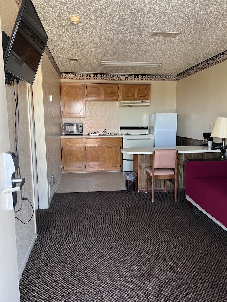 Hallmark Inn and Suites - photo 8