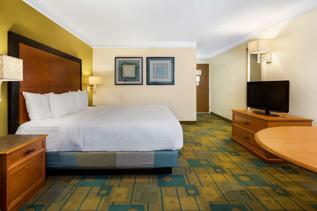La Quinta Inn & Suites by Wyndham St. Pete Clearwater Airpt - photo 49