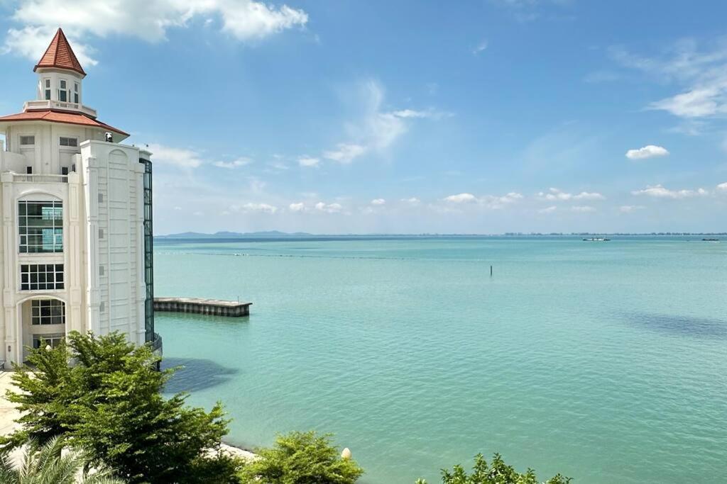 Straits Quay Highest Floor Infinity SeaView Suite — 4-Star Luxury Hotel in Tanjung Tokong, Malaysia
