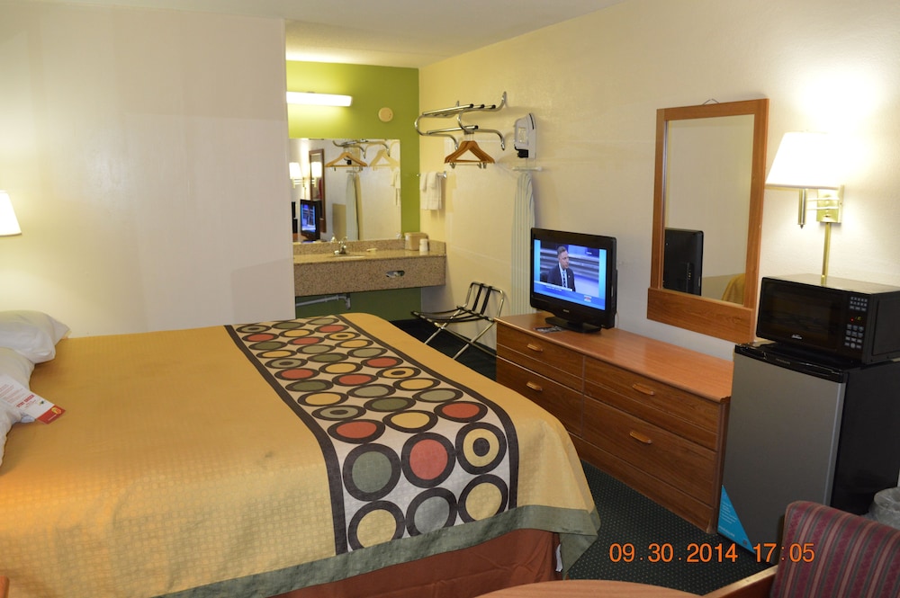 Super 8 by Wyndham Tifton - photo 12