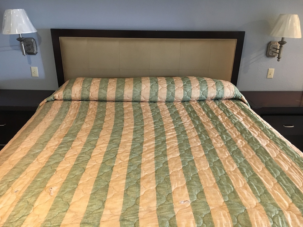 Bellflower Travel Inn - photo 24