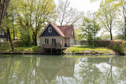 Landhuis met sauna op mooi park aan het water — hotel in Westerbork