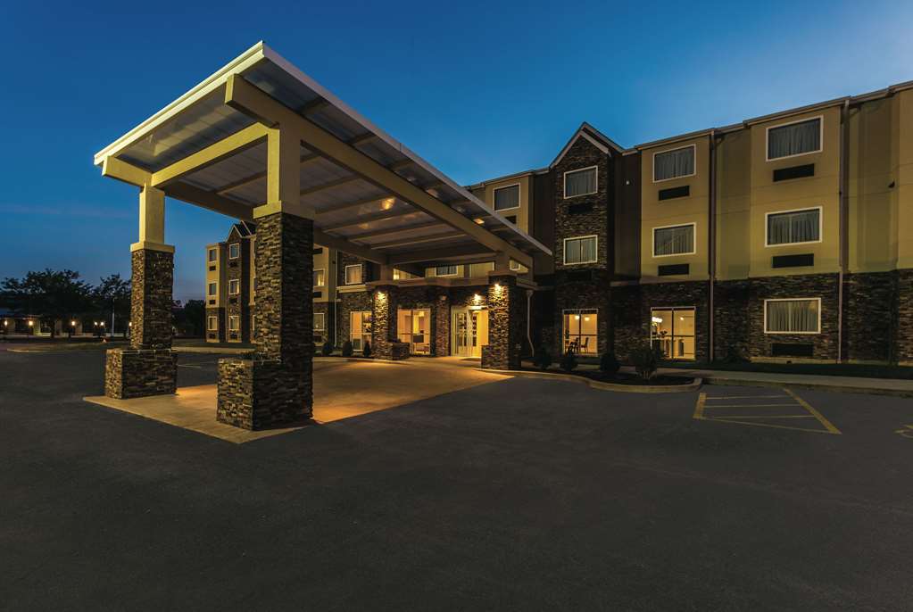 La Quinta Inn & Suites by Wyndham Collinsville St. Louis - photo 5
