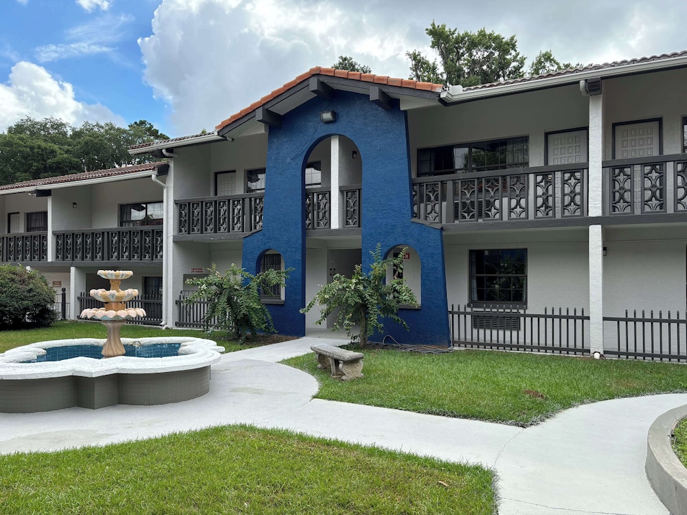 Studio 6 Tallahassee FL North Monroe - featured photo
