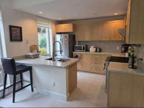 Private Room in Vibrant Vancouver with share living room and kitchen - carbon neutral hotel in Vancouver