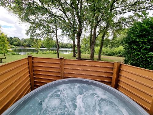 Maple Lodge 11 Hot Tub & Sauna — 4-Star Luxury Hotel in York, United Kingdom
