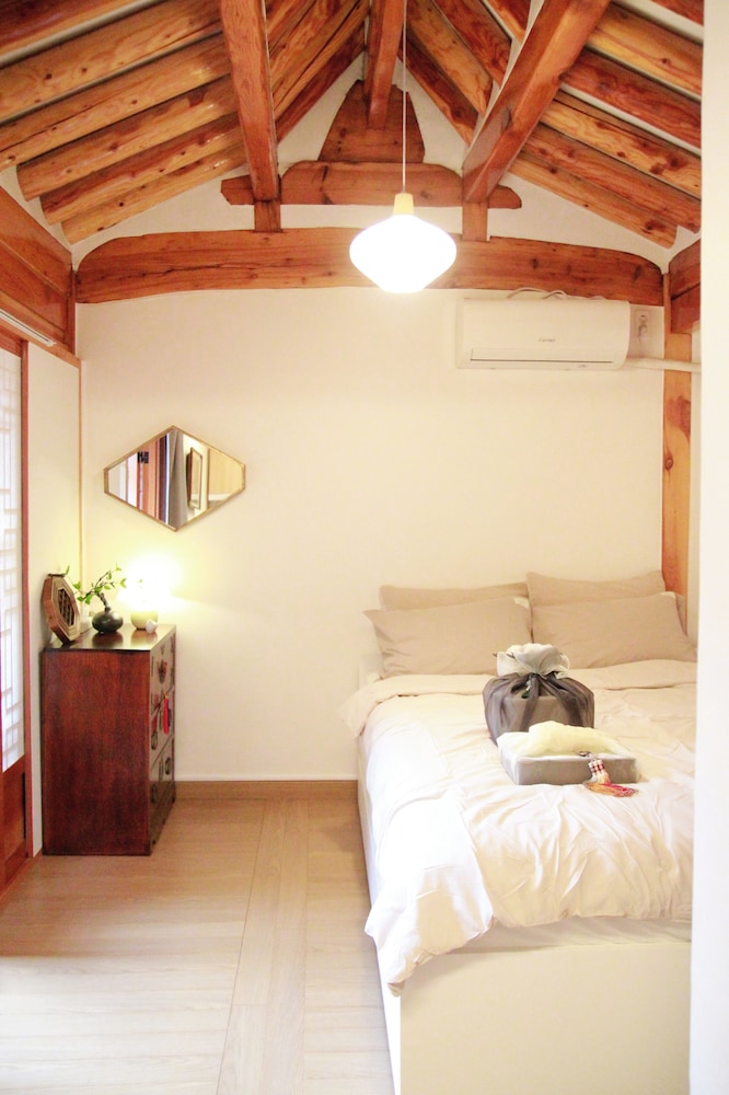 Travel Light Hanok — 4-Star Luxury Hotel in Seoul, South Korea