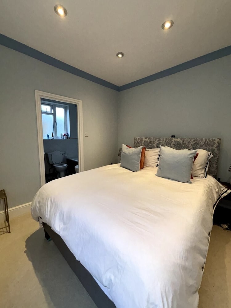 Charming 3BD Flat by the River Thames Fulham — 4-Star Luxury Hotel in London, United Kingdom