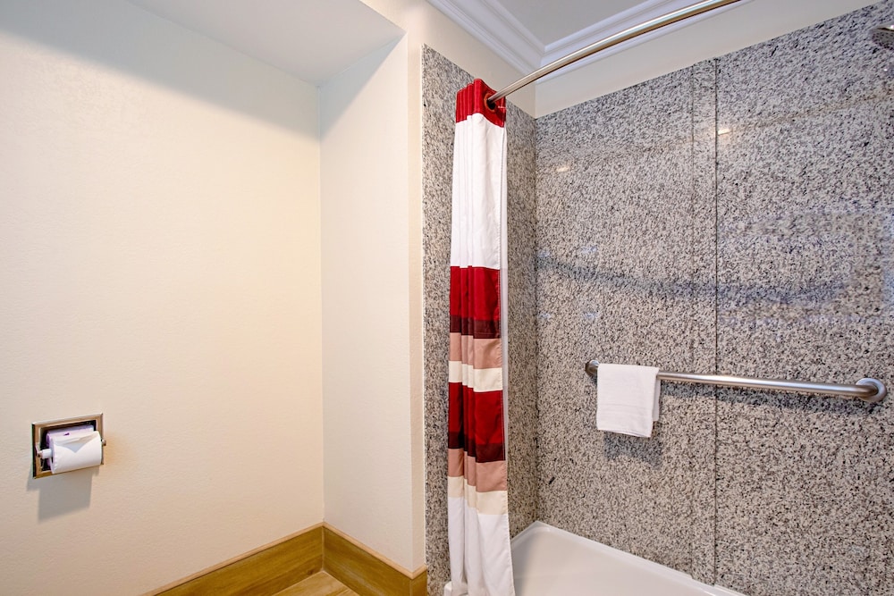 Red Roof Inn & Suites Monterey - photo 22