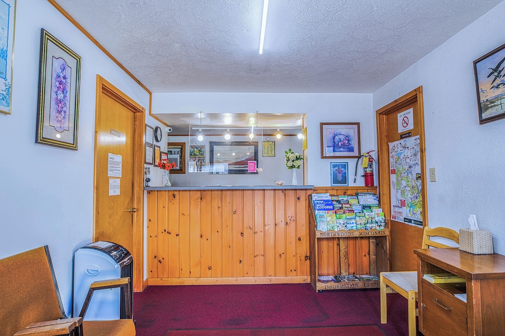 Love Hotels Silver Street by OYO at Hurley WI - photo 4
