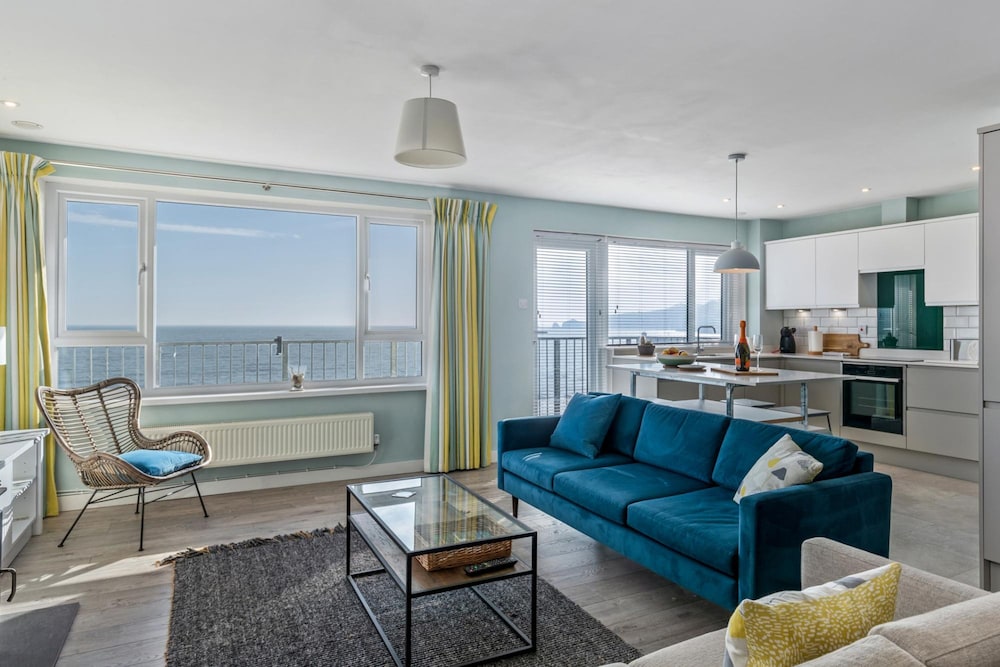 Dolphins Apartment Spectacular Sea Views — 4-Star Luxury Hotel in Saundersfoot, United Kingdom