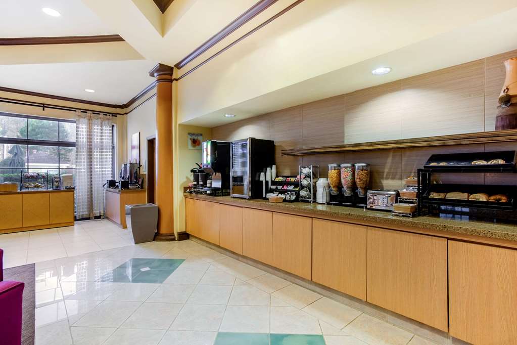 La Quinta Inn & Suites by Wyndham Raleigh Crabtree - photo 28