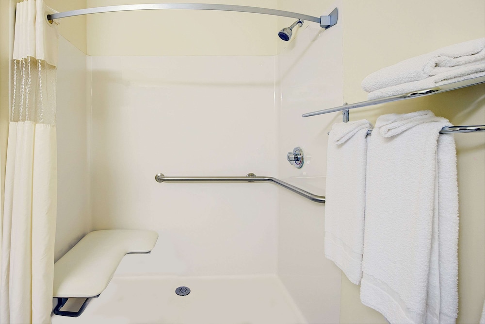 Travelodge by Wyndham St. Louis - photo 9