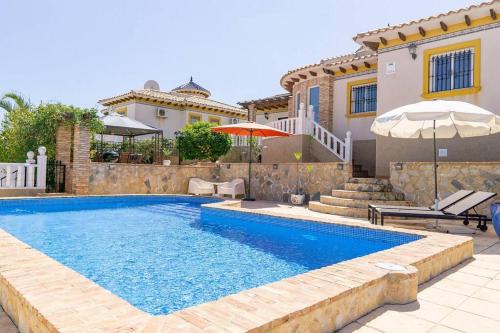 Casa Lilly Rose a beautiful 3 bedroom detached villa a short walk to the Villamartin Plaza & Golf course — 4-Star Luxury Hotel in Villamartin, Spain