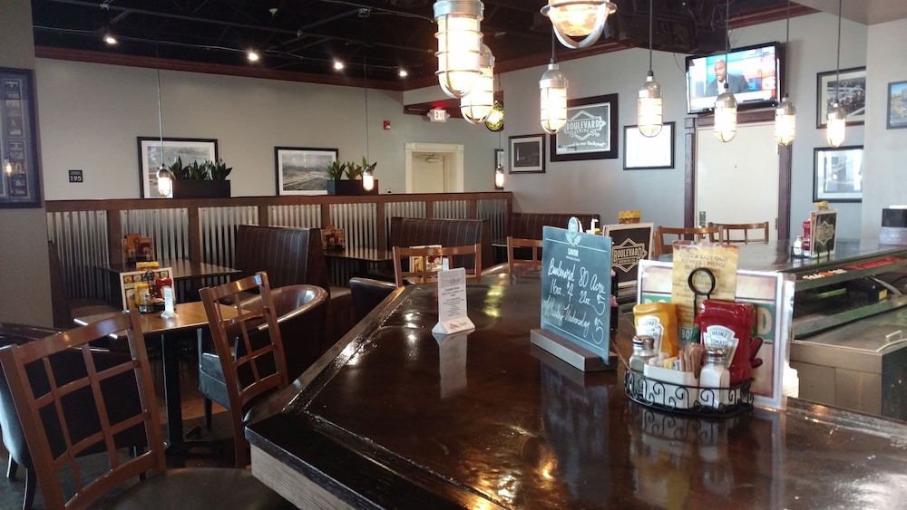 Four Points by Sheraton Kansas City Airport - photo 35