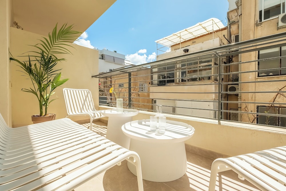 Shenkin Eclectic Blue Apt by Sea N' Rent — 4-Star Luxury Hotel in Tel Aviv, Israel