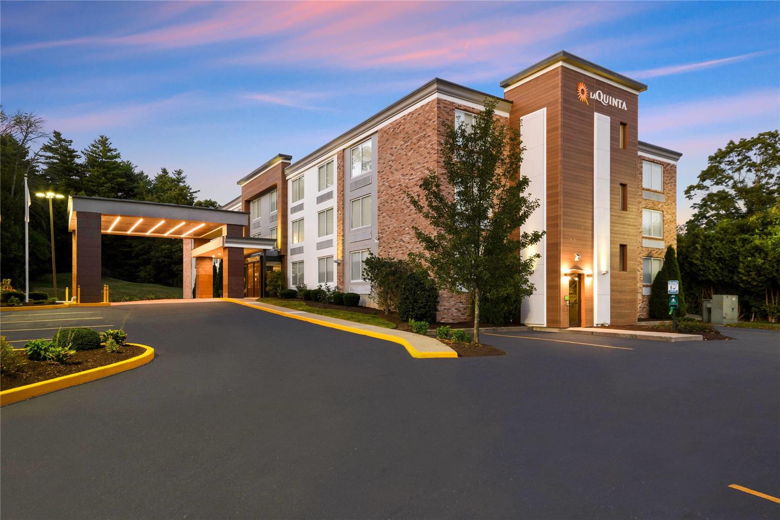 La Quinta Inn & Suites by Wyndham Sturbridge - photo 2