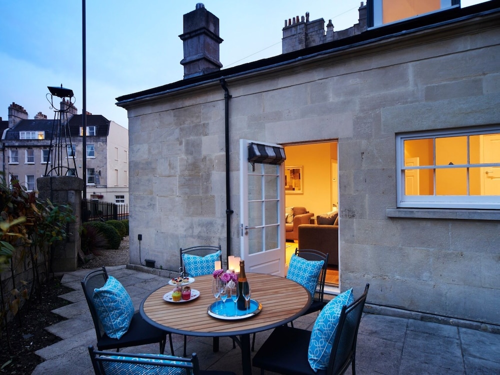 Bath Circle Camden Lodge House — 4-Star Luxury Hotel in Bath, United Kingdom