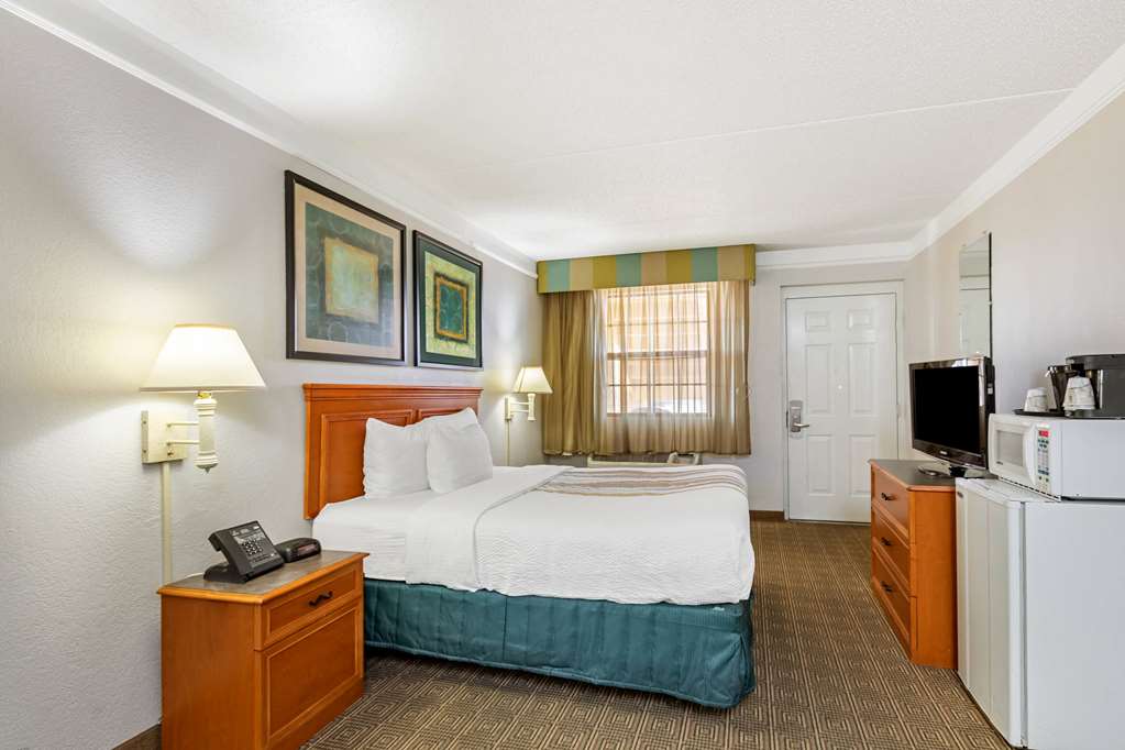 La Quinta Inn by Wyndham El Paso West - photo 11