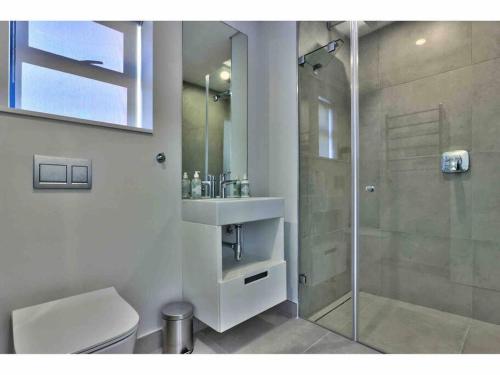 Beautiful Space with views of Lions Head