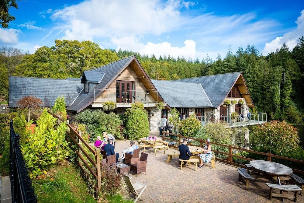 Canada Lodge and Lake — 4-Star Luxury Hotel in Cardiff, United Kingdom