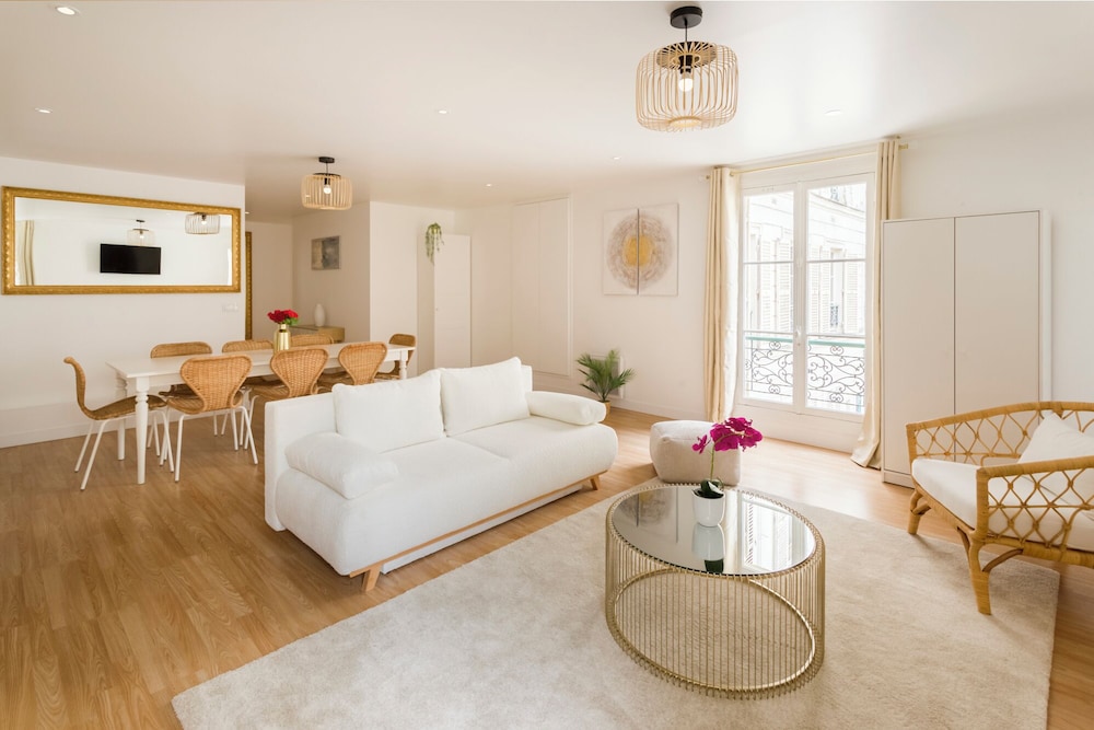 Merveil Family Suite Champs Elysees Roosevelt — 4-Star Luxury Hotel in Paris, France