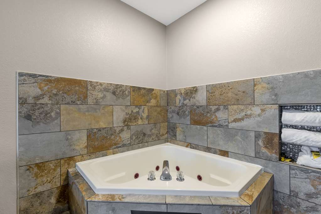 Best Western Plus Des Moines West Inn & Suites - photo 25