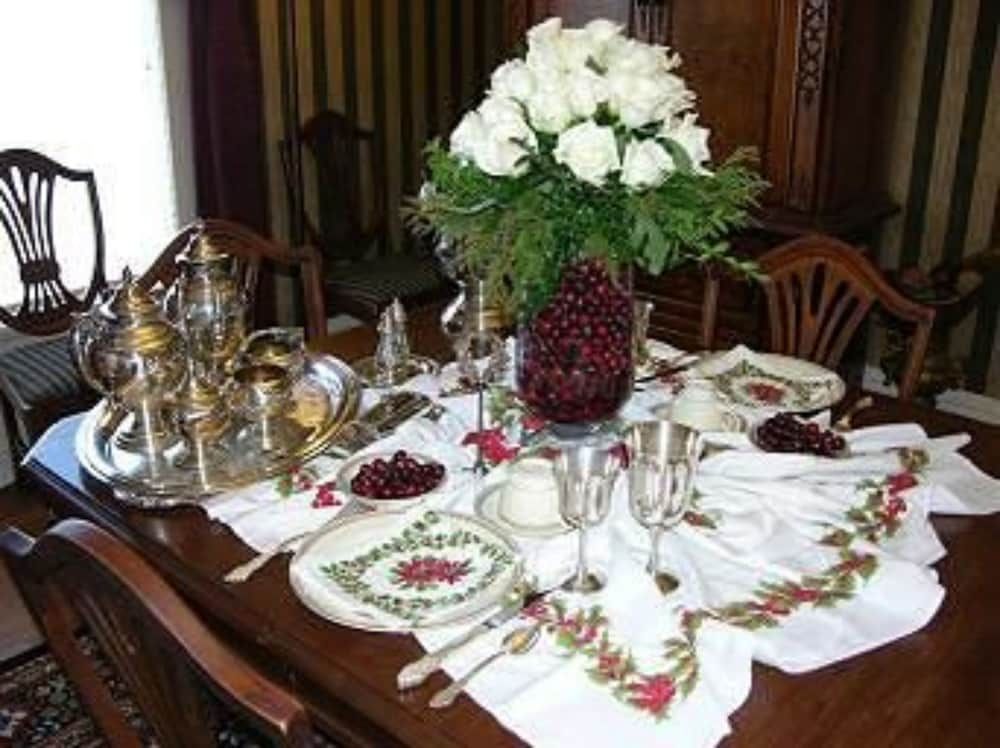 Vintage Charm Bed and Breakfast Hotel - photo 25