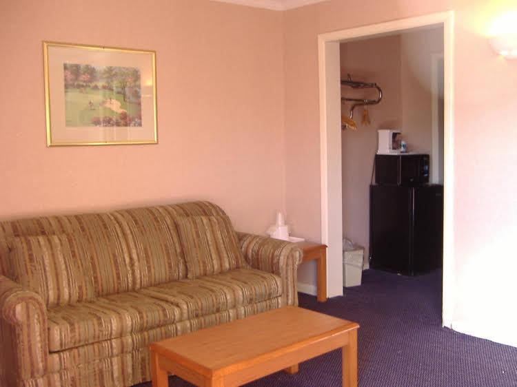 Regency Inn & Suites Greensboro - photo 5