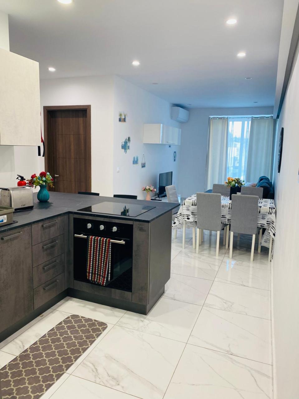 Central Bright & Modern Apartment — 4-Star Luxury Hotel in Imsida, Malta