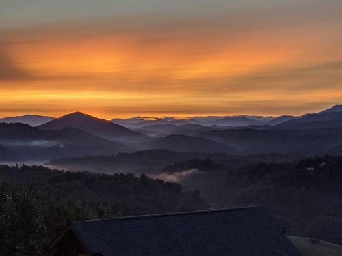 Our Smoky Mountain View keyless entry - last minute hotel in Sevierville