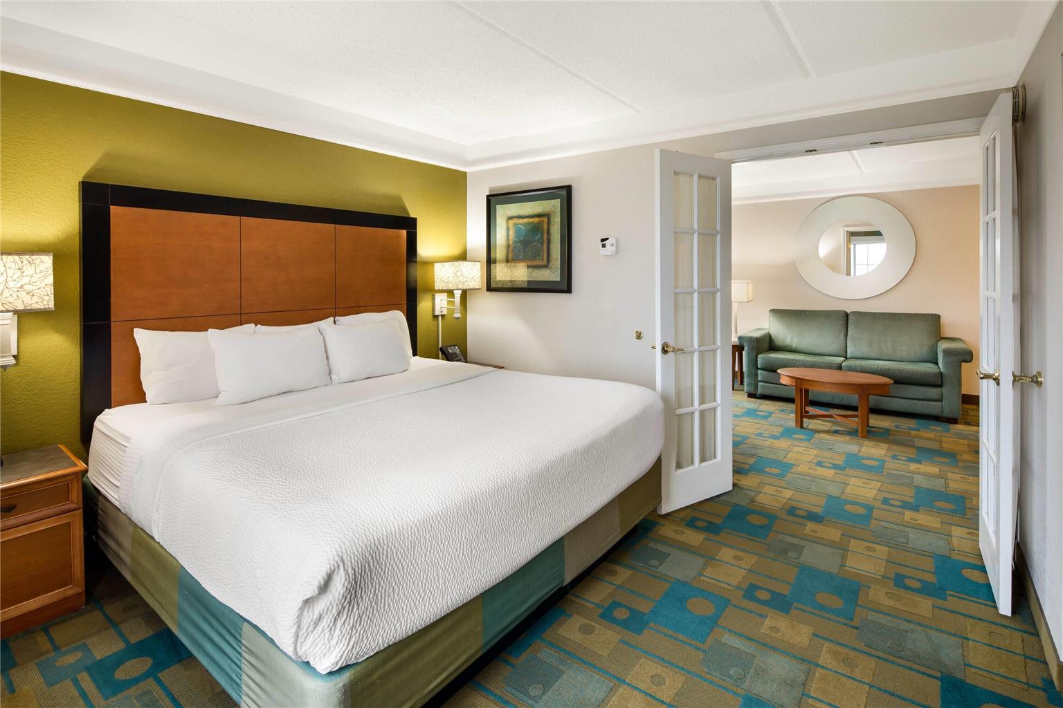 La Quinta by Wyndham Haywood Mall Near Greenville Downtown - photo 34