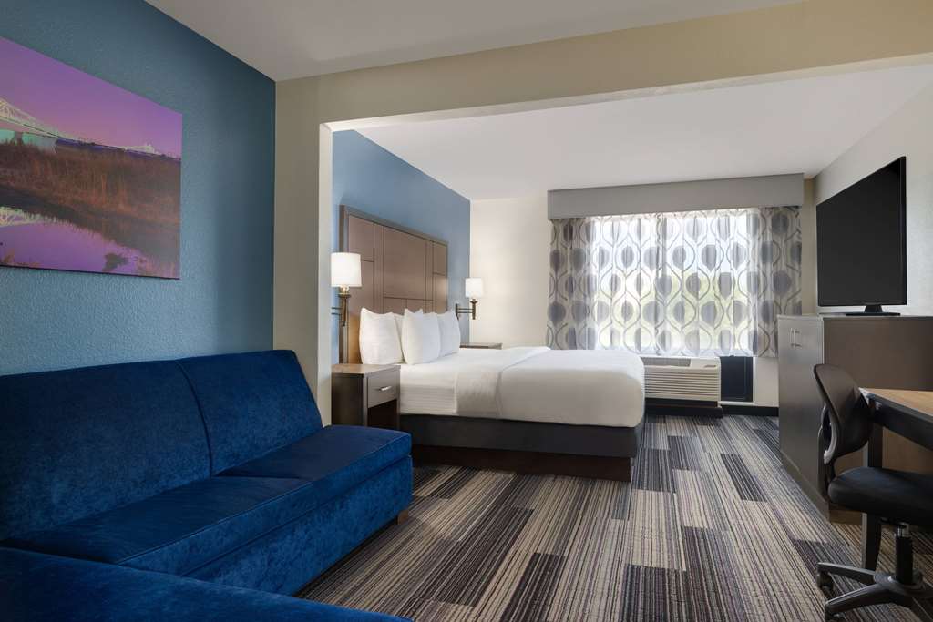 La Quinta Inn & Suites by Wyndham Springfield Airport Plaza - photo 22