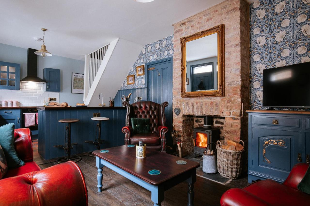 Bronte's Rest Detached Elegant Cottage in Historic Old Town with Garden