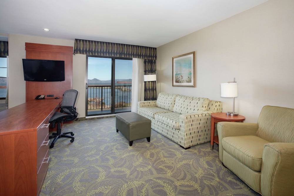 Hampton Inn and Suites Astoria - photo 28