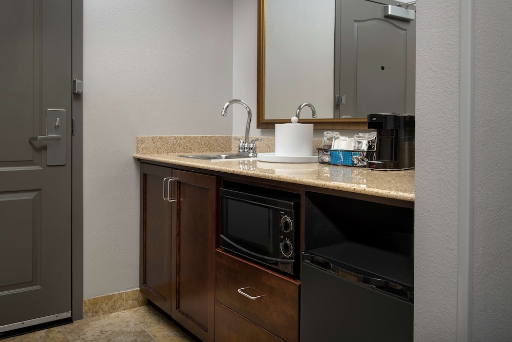 Hampton Inn & Suites Holly Springs - photo 18