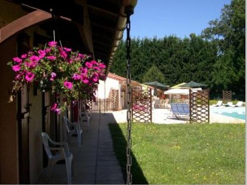 Motel Grill Les Coursaux — hotel in Nontron