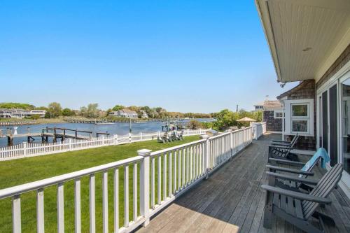 Waterfront Walk to Beach in Barnstable, United States