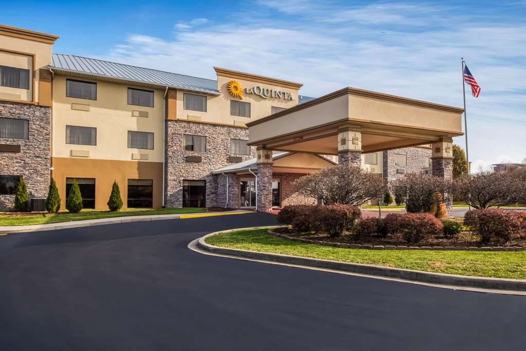 La Quinta Inn & Suites by Wyndham Fairborn Wright Patterson - featured photo