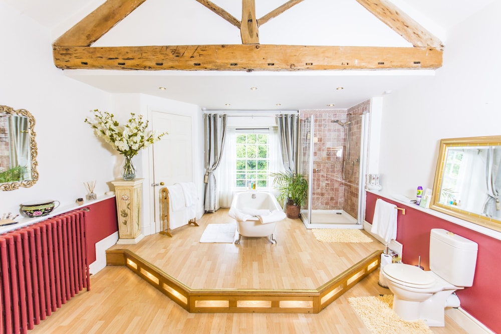 Cornerstones 16th Century Luxury Self Catering House overlooking the River Dee — 5-Star Luxury Hotel in Llangollen, United Kingdom