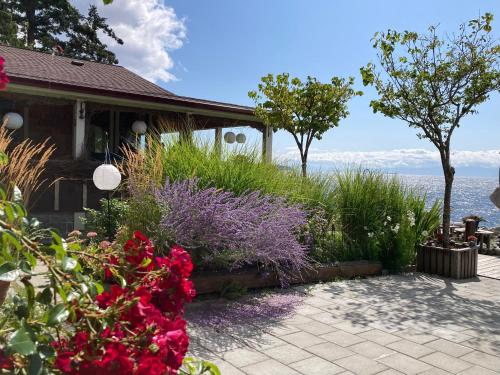 Blitz Beach House Oceanside Suite — 4-Star Luxury Hotel in Powell River, Canada