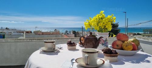 Fiori di Pesco vicino spiaggia by LoveSud in Leuca, Italy