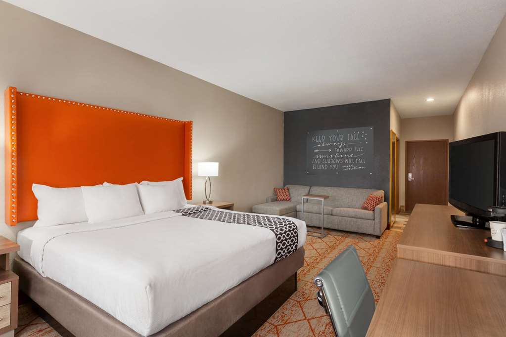 La Quinta Inn & Suites by Wyndham Lackawanna - photo 18