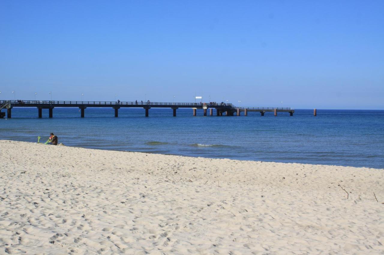 Haus Strandeck Apartment Meeresrauschen 12 — 4-Star Luxury Hotel in Ostseebad Goehren, Germany
