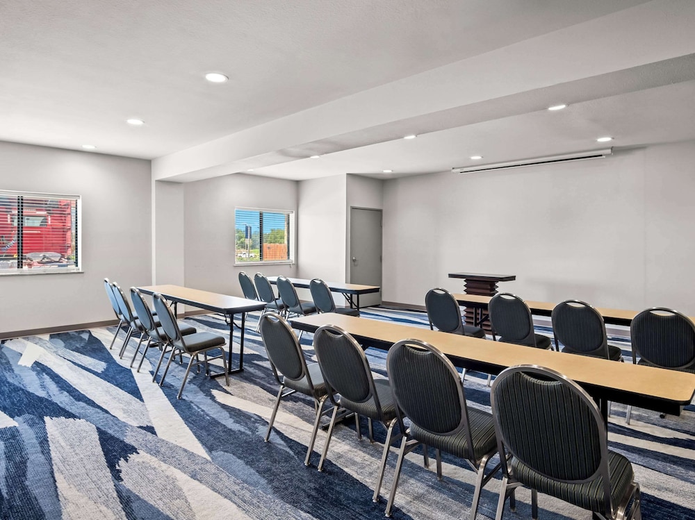 Comfort Suites Lindale Tyler North - photo 30